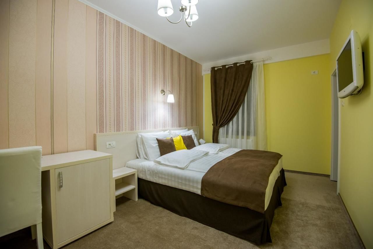 Гостевой дом Pensiunea Holiday Villa Брашов-13