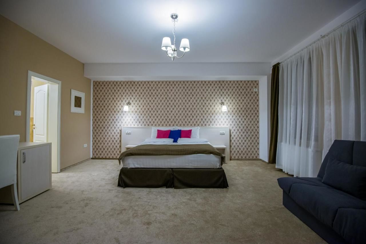 Гостевой дом Pensiunea Holiday Villa Брашов-9